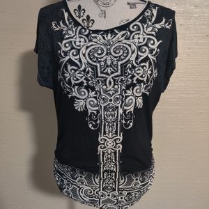 🆕 Vanilla Sugar Black, White, & Gray short sleeve top w/ design (S)